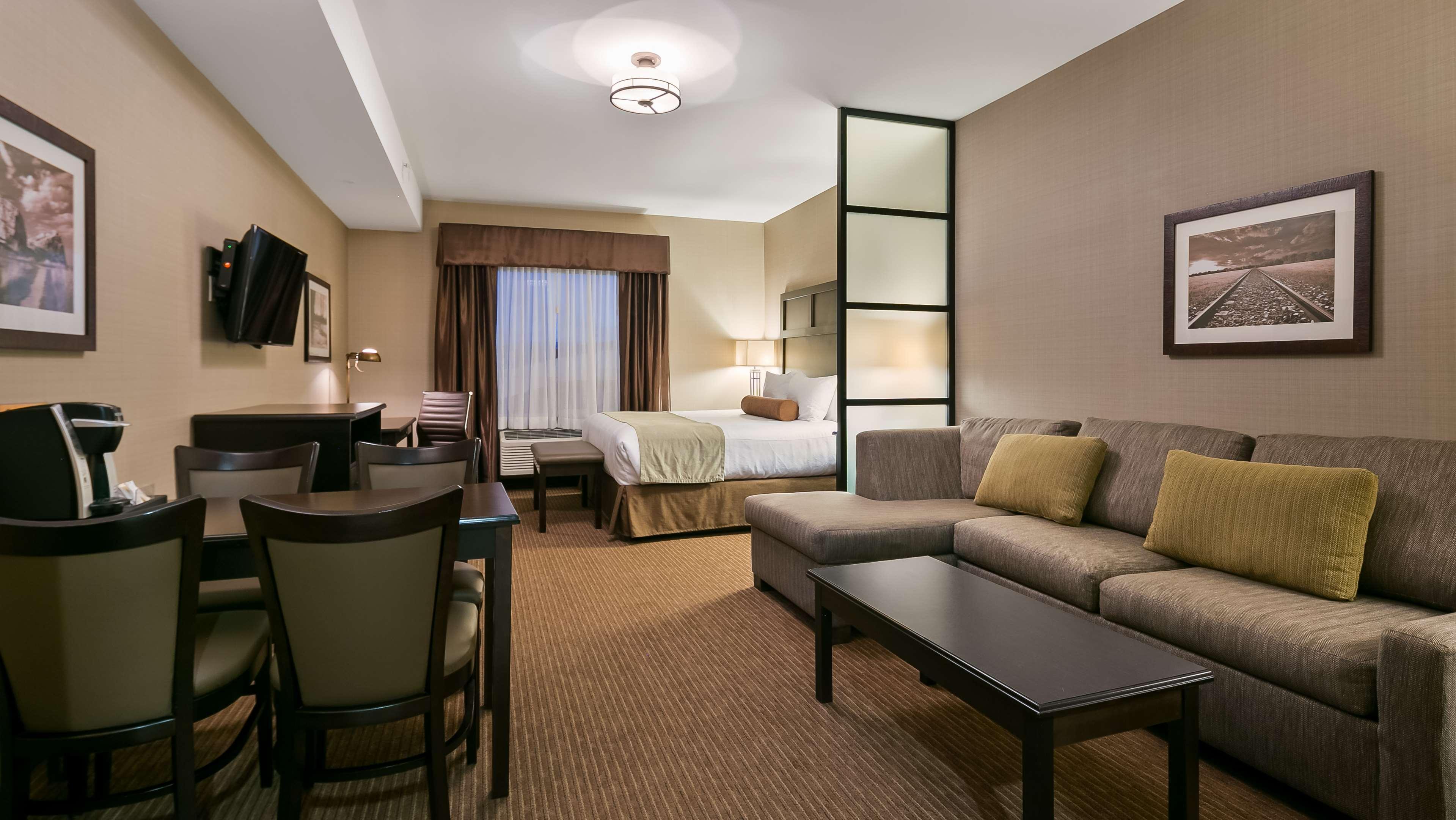 Best Western Plus Okotoks Inn & Suites Exterior photo
