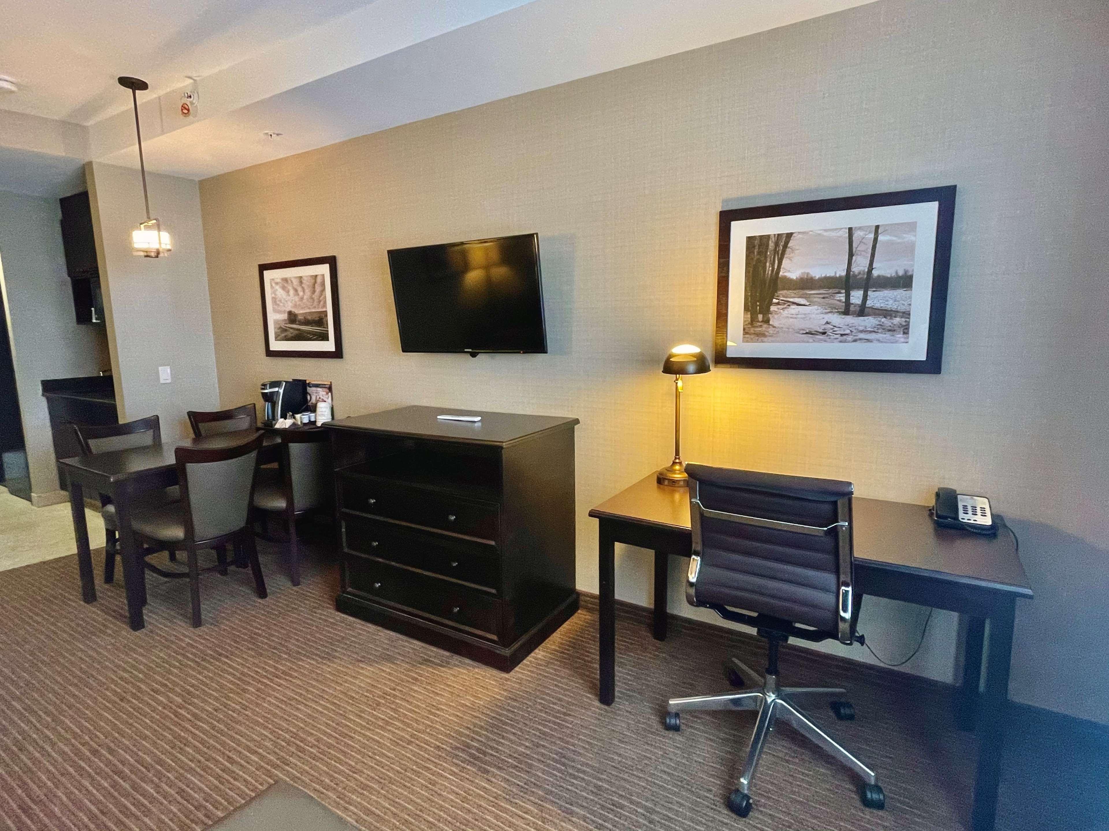 Best Western Plus Okotoks Inn & Suites Exterior photo