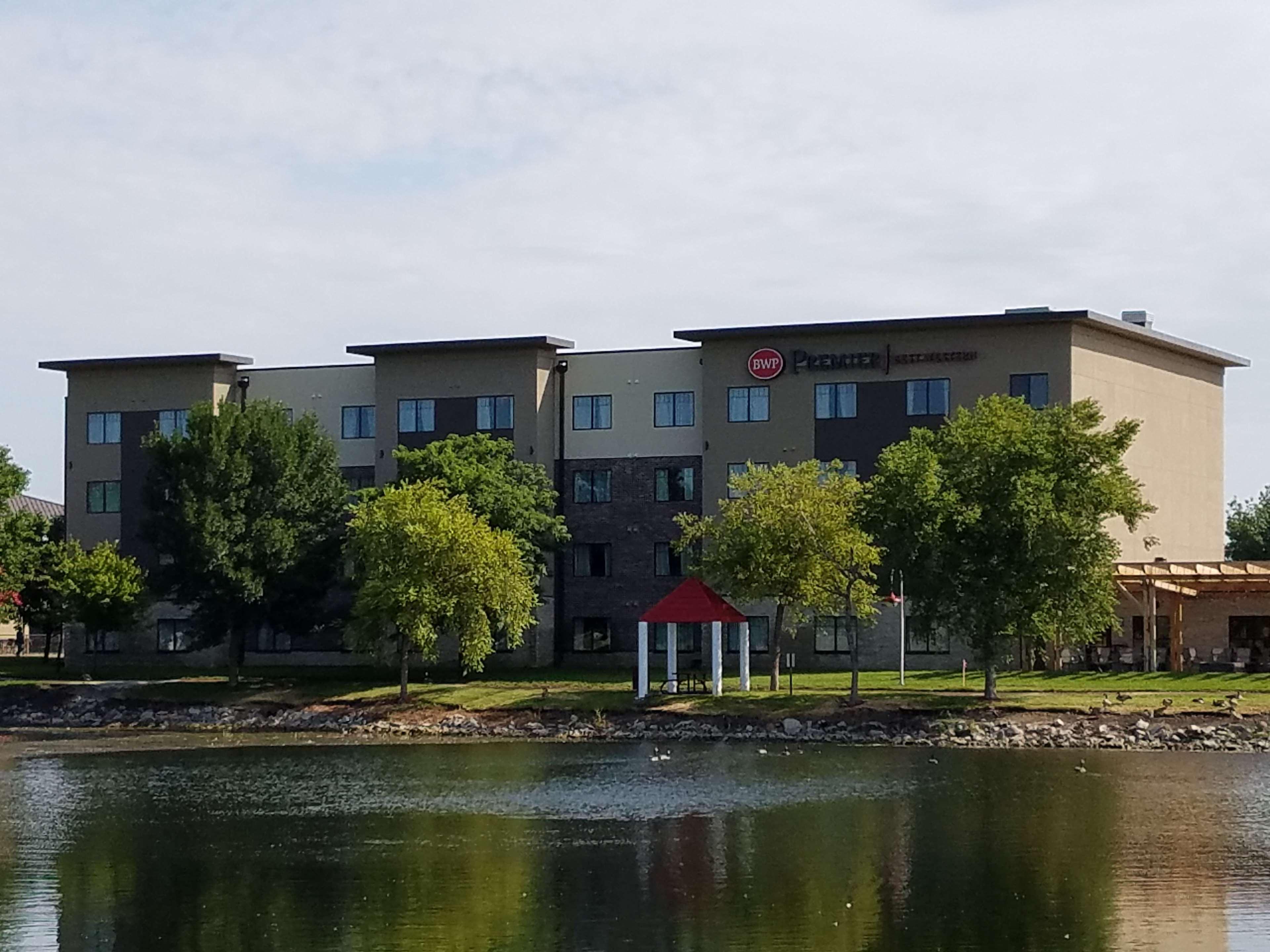 Best Western Plus Okotoks Inn & Suites Exterior photo