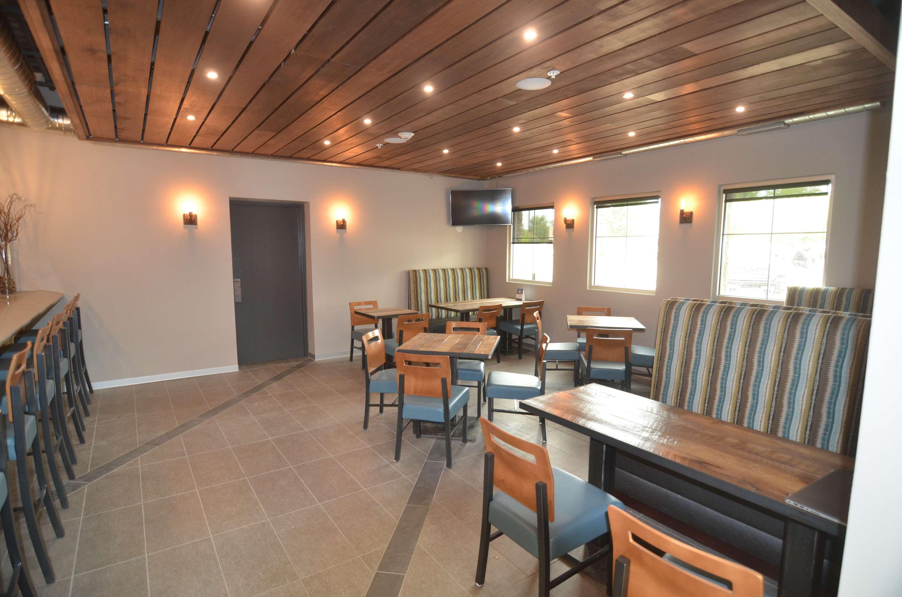 Best Western Plus Okotoks Inn & Suites Exterior photo