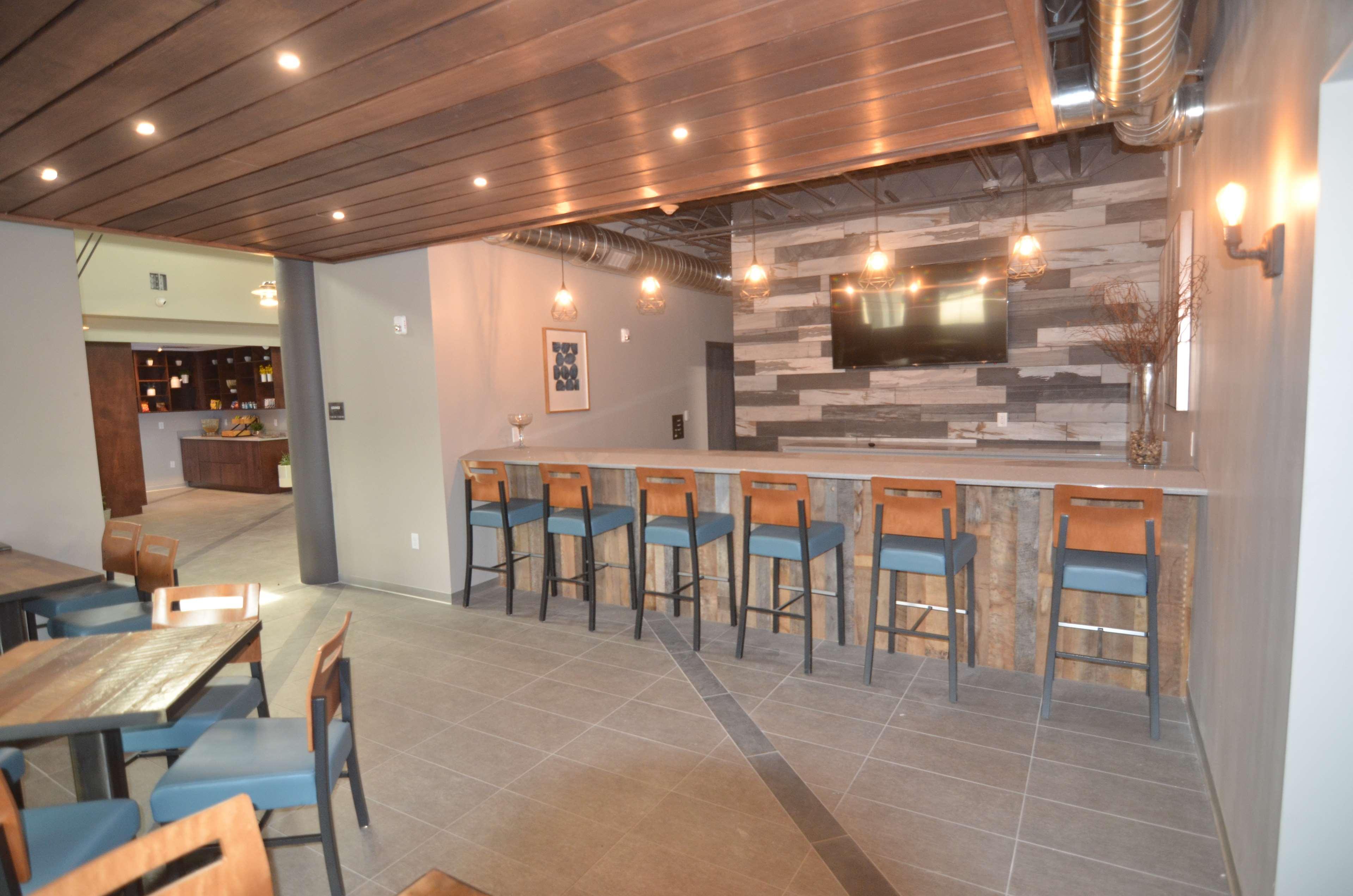 Best Western Plus Okotoks Inn & Suites Exterior photo
