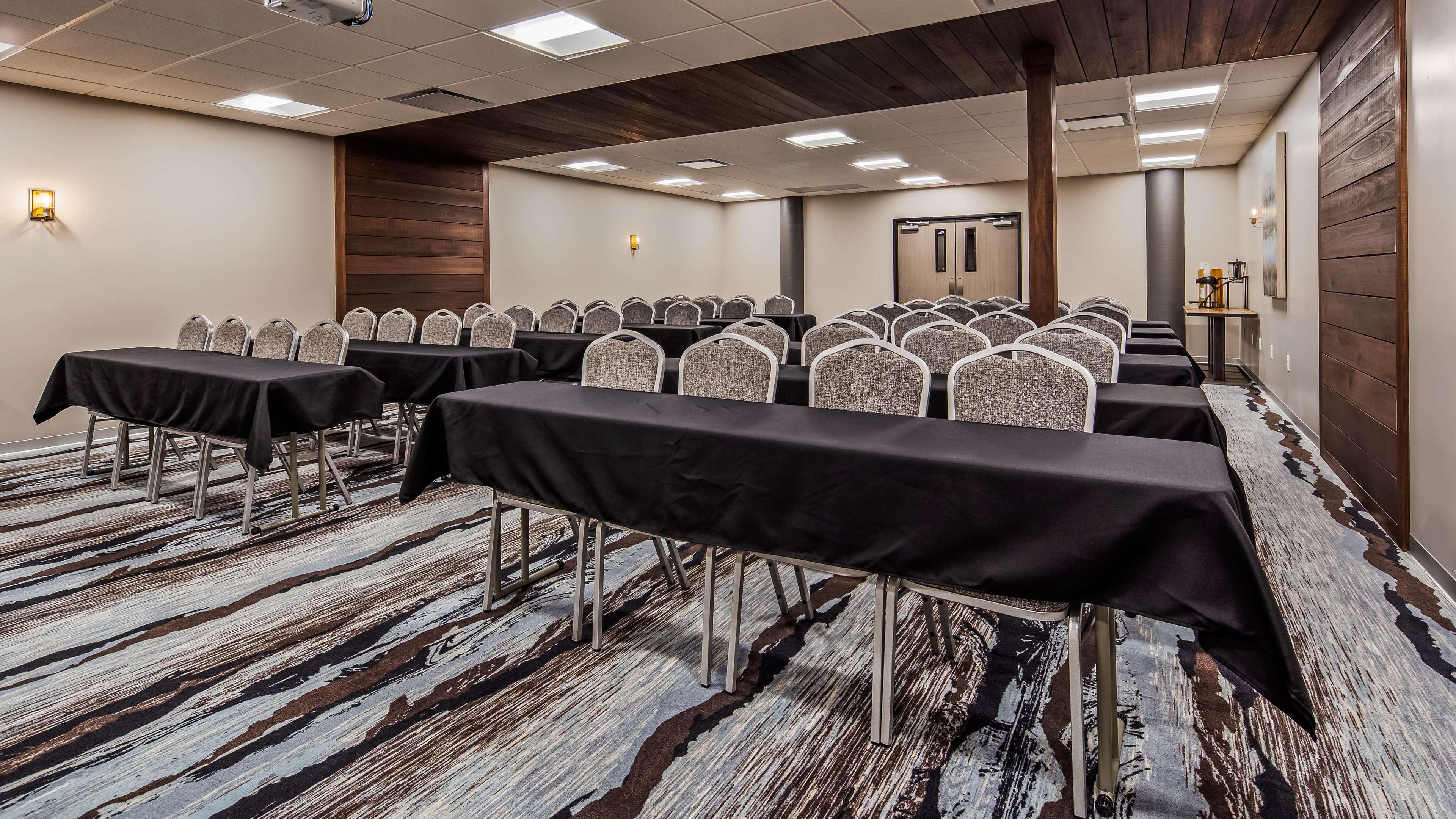Best Western Plus Okotoks Inn & Suites Exterior photo